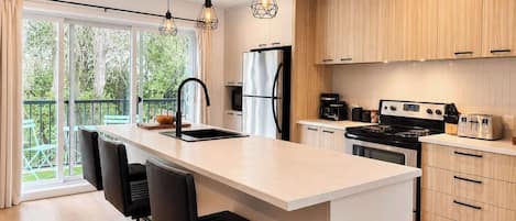 Coffee/tea maker, fridge, microwave, oven