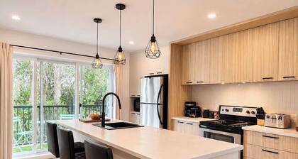 Chic 2-story condo, a nature retreat for 6