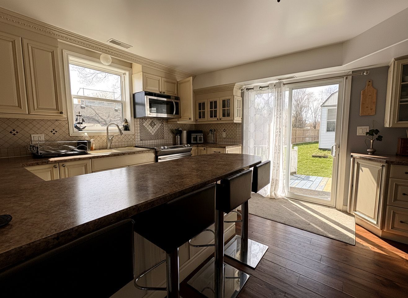 Coffee/tea maker, fridge, oven, stovetop