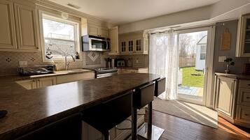 Coffee/tea maker, fridge, oven, stovetop