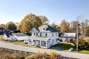 Exterior - Scenic Waterfront Getaway Steps from a Historic Lighthouse in Ontario, Canada (Dunnville)