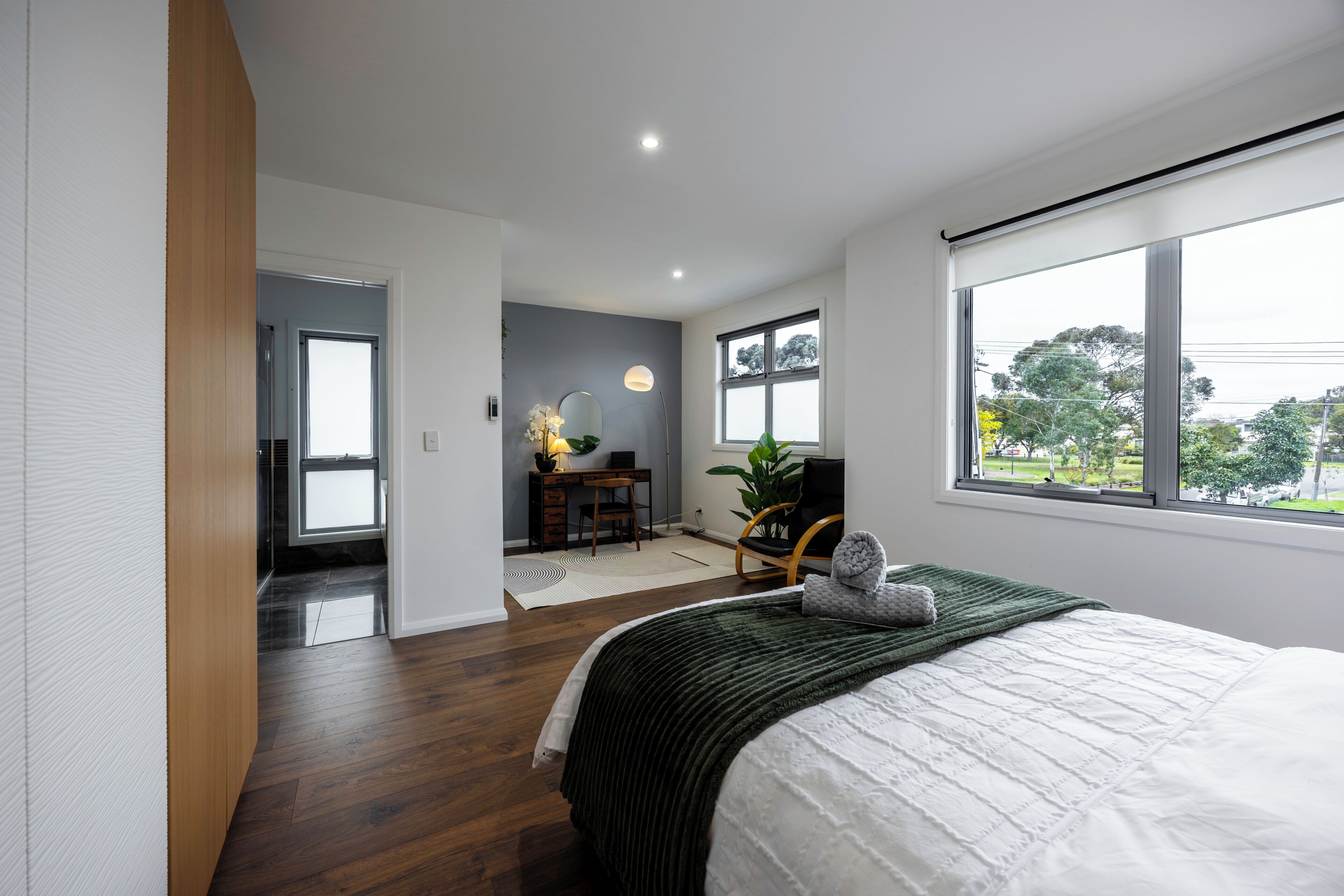 Tabla de planchar con plancha, wifi, ropa de cama