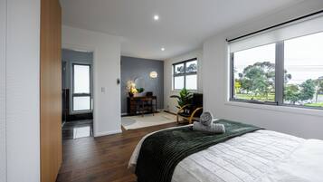 Tabla de planchar con plancha, wifi, ropa de cama