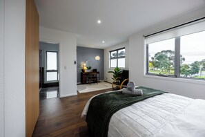 Tabla de planchar con plancha, wifi y ropa de cama 