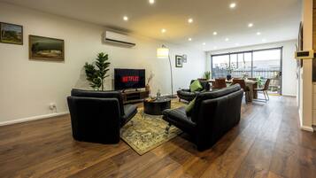 Smart TV, tenis de mesa y libros