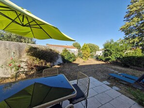 Outdoor dining - Vrbo Property (Saint-Georges-d'Oléron)