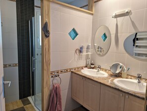Bathroom - Vrbo Property (Saint-Georges-d'Oléron)