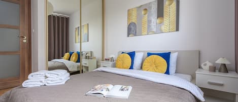 Deluxe-Apartment, 2 Schlafzimmer, Blick auf den Innenhof | Hochwertige Bettwaren, Verdunkelungsvorhänge, schallisolierte Zimmer