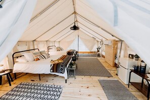 Desk, WiFi, bed sheets