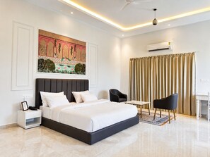 Departamento de lujo, 2 habitaciones, alberca privada | Escritorio, cortinas blackout y tabla de planchar con plancha 
