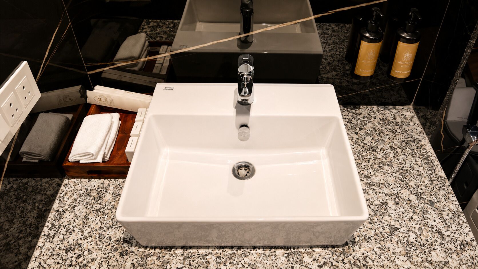 Departamento de lujo, 2 habitaciones, alberca privada | Baño | Amenidades de baño gratuitas, toallas, jabón, shampoo 