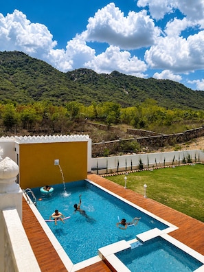 Piscine extérieure