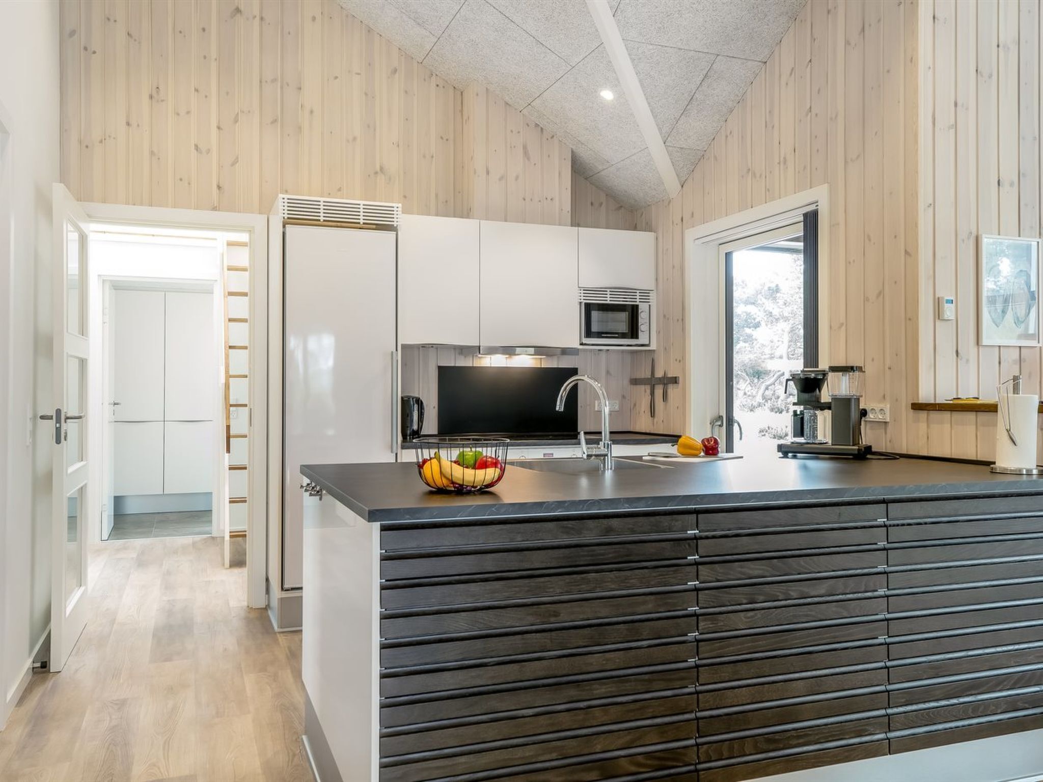 Refrigerador, microondas, lavavajillas y utensilios de cocina 