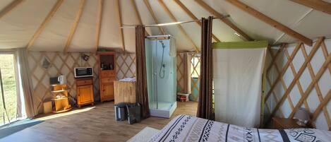 1 bedroom, bed sheets