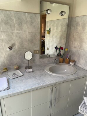 Doccia, asciugacapelli, bidet, asciugamani