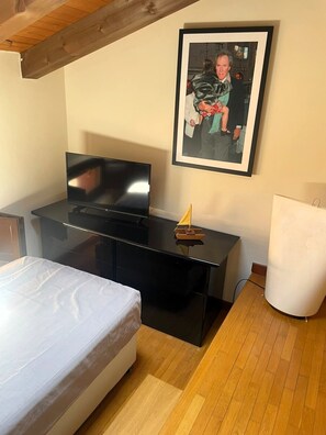Een strijkplank/strijkijzer, wifi, beddengoed