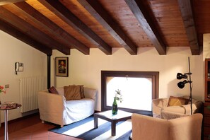 Ein Wohnzimmer mit zwei Sofas, einem Couchtisch und einem Fenster mit Blick.