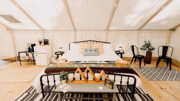 1 bedroom, desk, WiFi, bed sheets