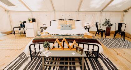 Serene Safari Tent with Fire Pit & Cozy Hammocks in Dawsonville, Georgia