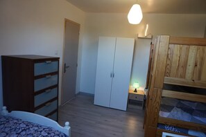 Travel cot, free WiFi, bed sheets - Vrbo Property (Beuvrages)