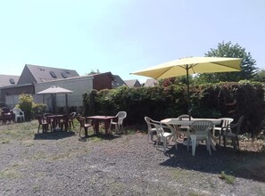 Outdoor dining - Vrbo Property (Beuvrages)