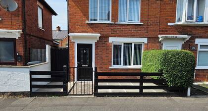 House Sleeps 5 With Parking and Garden
