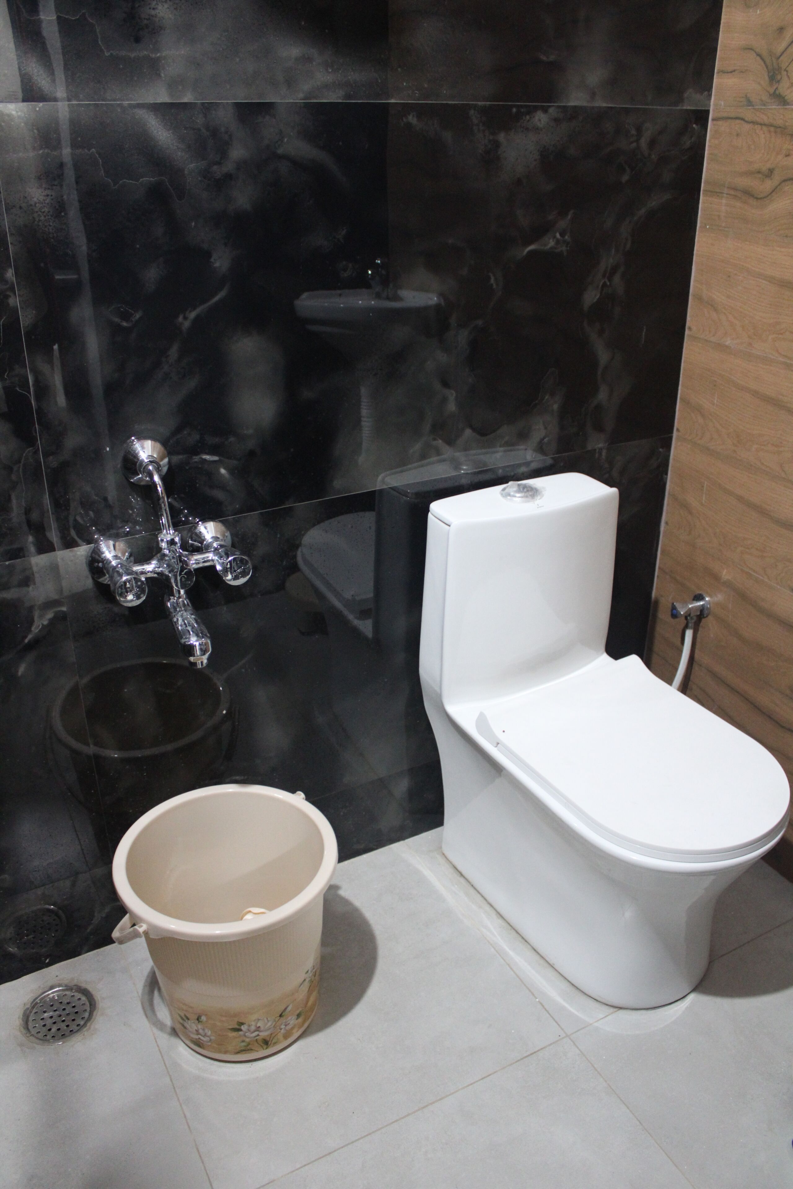 Habitación Deluxe, balcón, vistas a la montaña | Baño | Ducha, artículos de higiene personal gratuitos, toallas y jabón