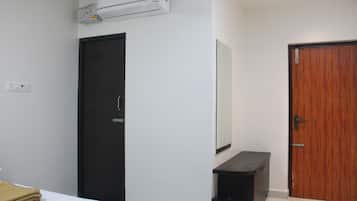 Deluxe Room, Balcony, Mountain View | Interior