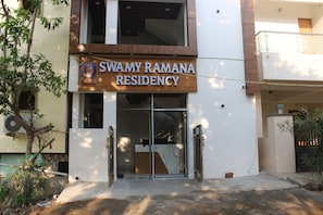 Um edifício residencial com uma placa que diz 'Swamy Ramana Residency'.