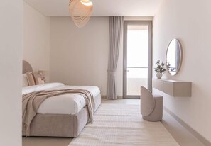 Una camera da letto moderna con un letto, un comodino, uno specchio e vista sull'esterno.