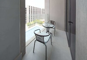 Outdoor dining - Tiraz 4 Aljada Apartment W Balcony & Pool Access (Sharjah)