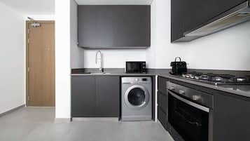 Coffee/tea maker, fridge, microwave, oven