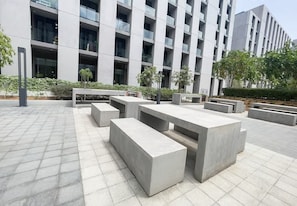 Outdoor dining - Tiraz 4 Aljada Apartment W Balcony & Pool Access (Sharjah)