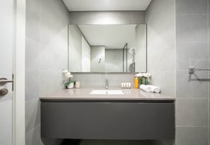 Shower, hair dryer, shampoo - Tiraz 4 Aljada Apartment W Balcony & Pool Access (Sharjah)