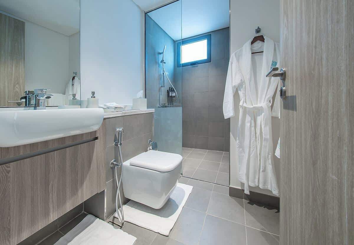 Een douche, een haardroger, shampoo