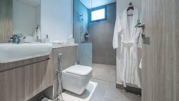 Een douche, een haardroger, shampoo