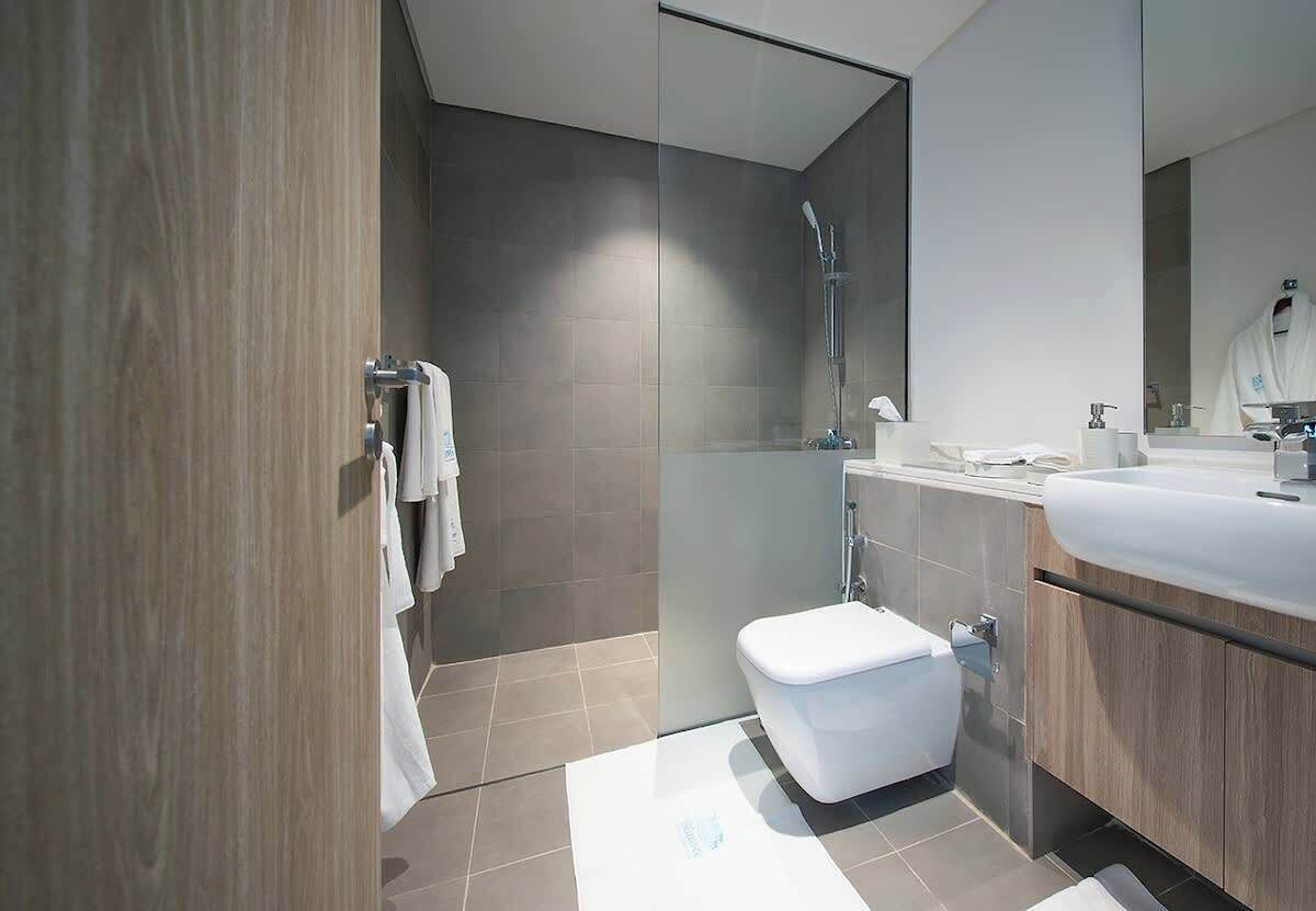 Un baño moderno con ducha, inodoro y lavabo.