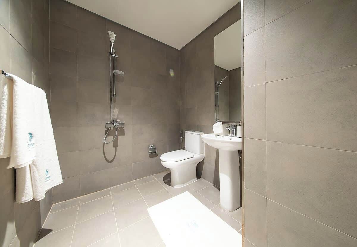 Ein modernes Badezimmer mit Dusche, Toilette und Waschbecken.