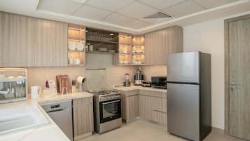 Coffee/tea maker, fridge, microwave, oven