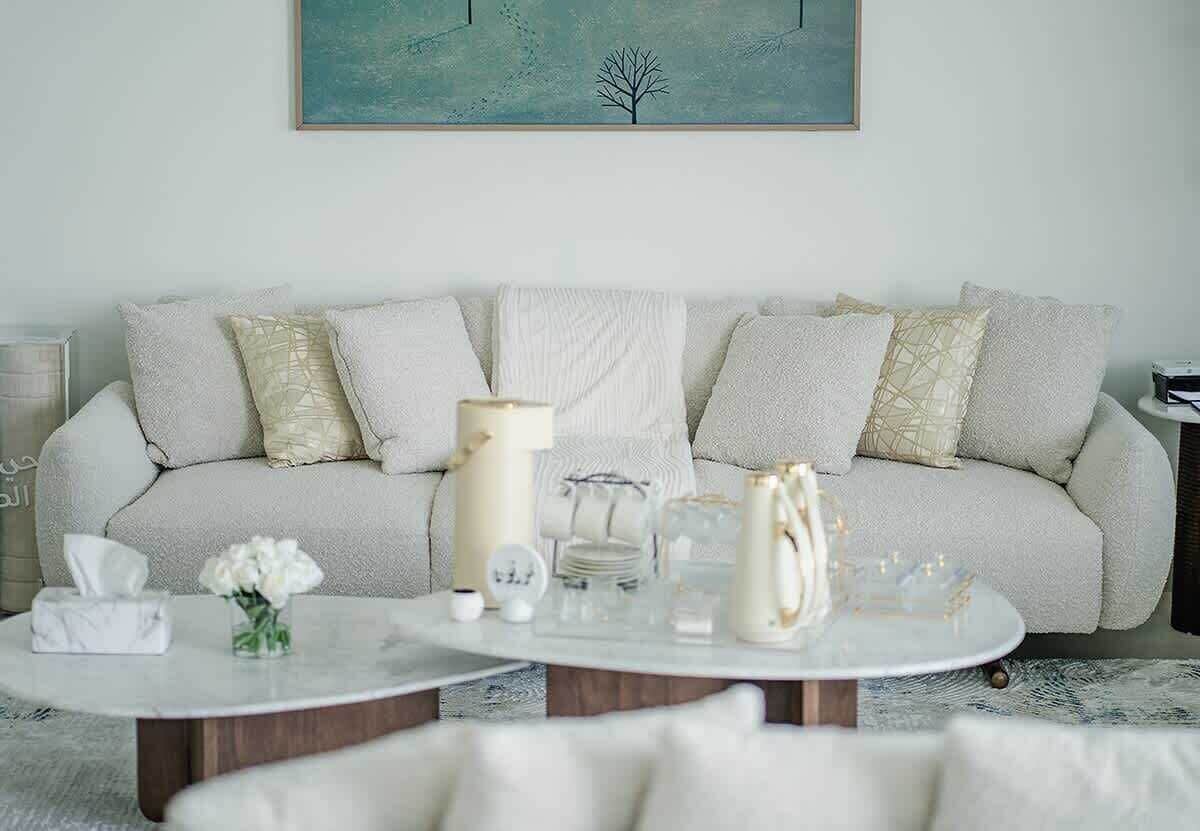 Ein Wohnzimmer mit einer Couch, einem Couchtisch und einem Bild an der Wand.
