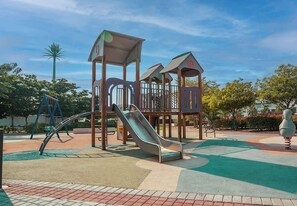Ein Spielplatz mit Rutsche und Klettergerüsten.