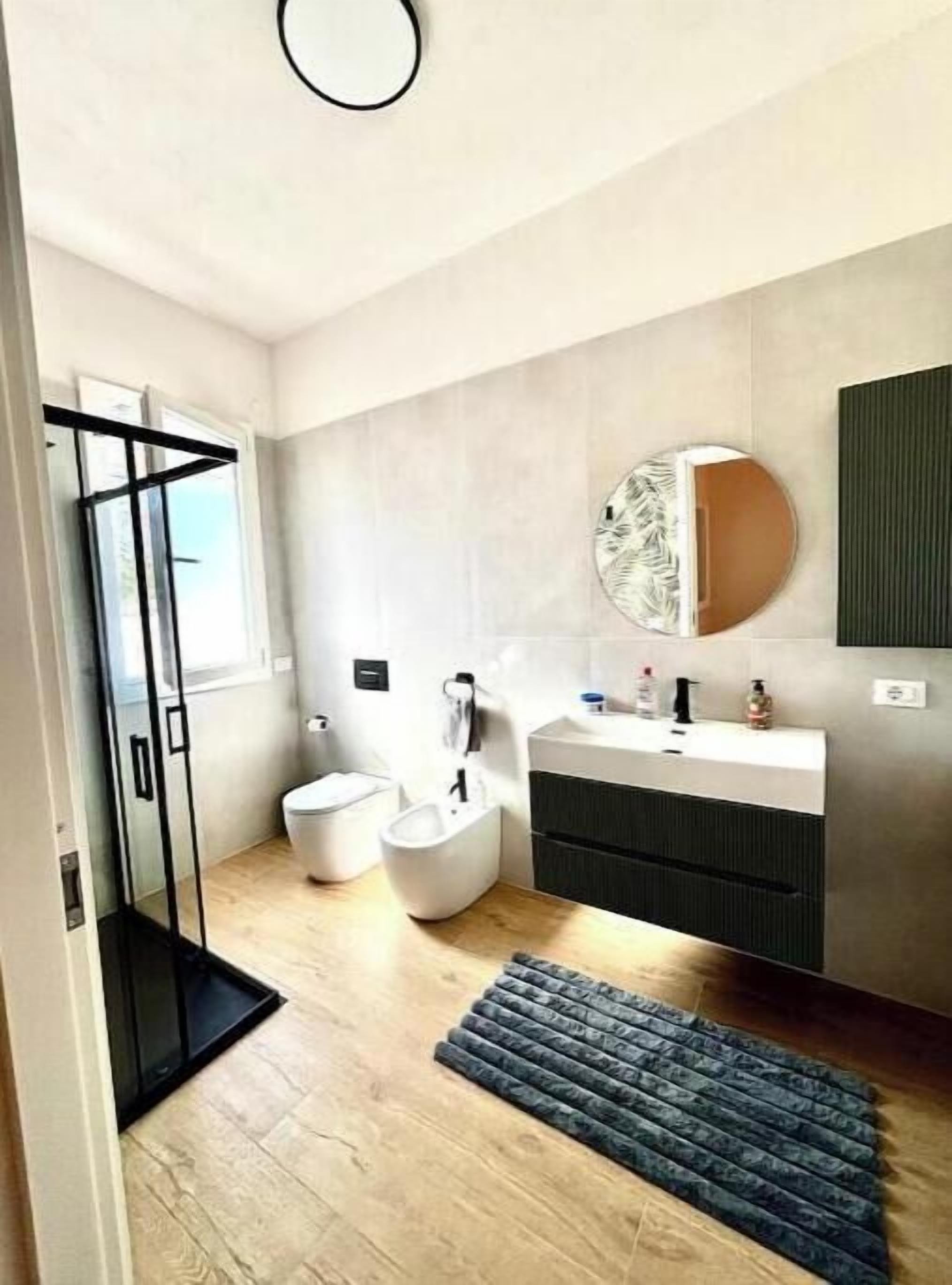 Dusche, Haartrockner, Bidet, Handtücher