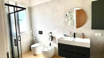 Dusche, Haartrockner, Bidet, Handtücher