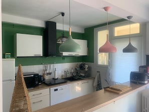 Cafetera/tetera, refrigerador, microondas, horno