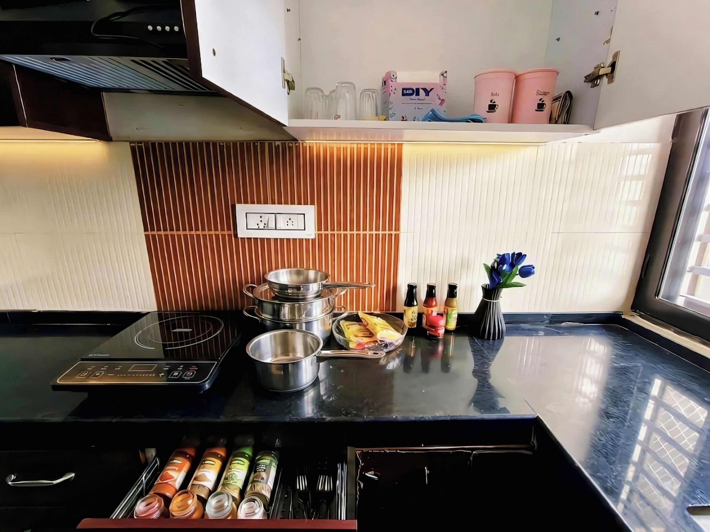 Réfrigérateur, micro-ondes, plaque de cuisson, bouilloire électrique