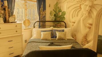 2 bedrooms, desk, WiFi, bed sheets