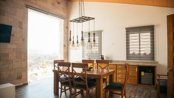 Deluxe Room, Garden View | Dining