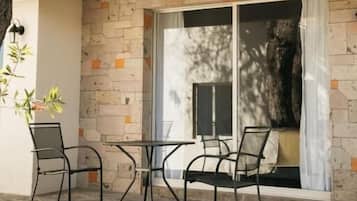 Deluxe Room, Balcony, Garden View | Outdoor dining