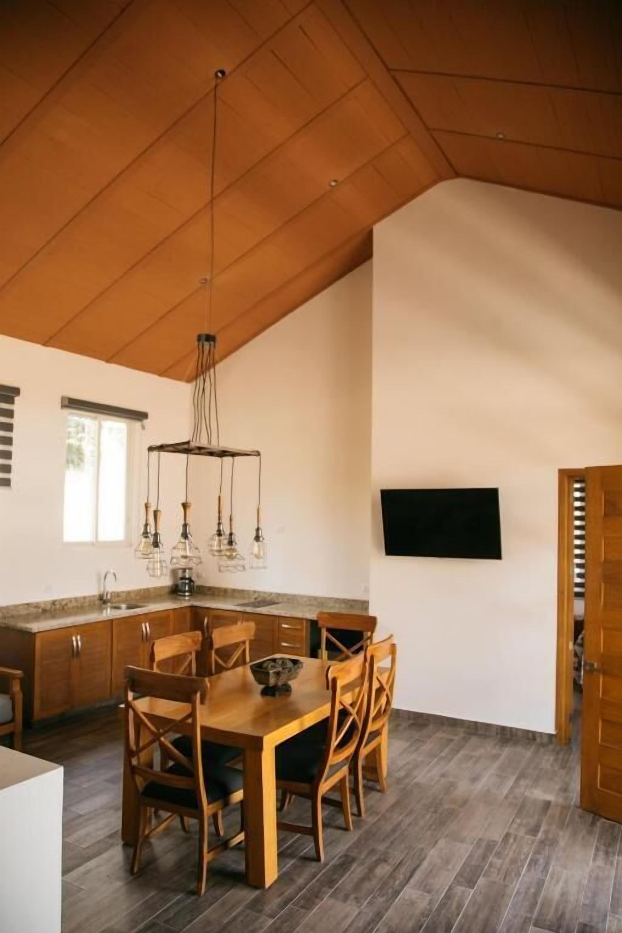 Habitación Deluxe, vista al jardín | Restaurantes