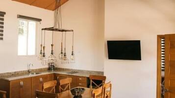 Habitación Deluxe, vista al jardín | Restaurantes